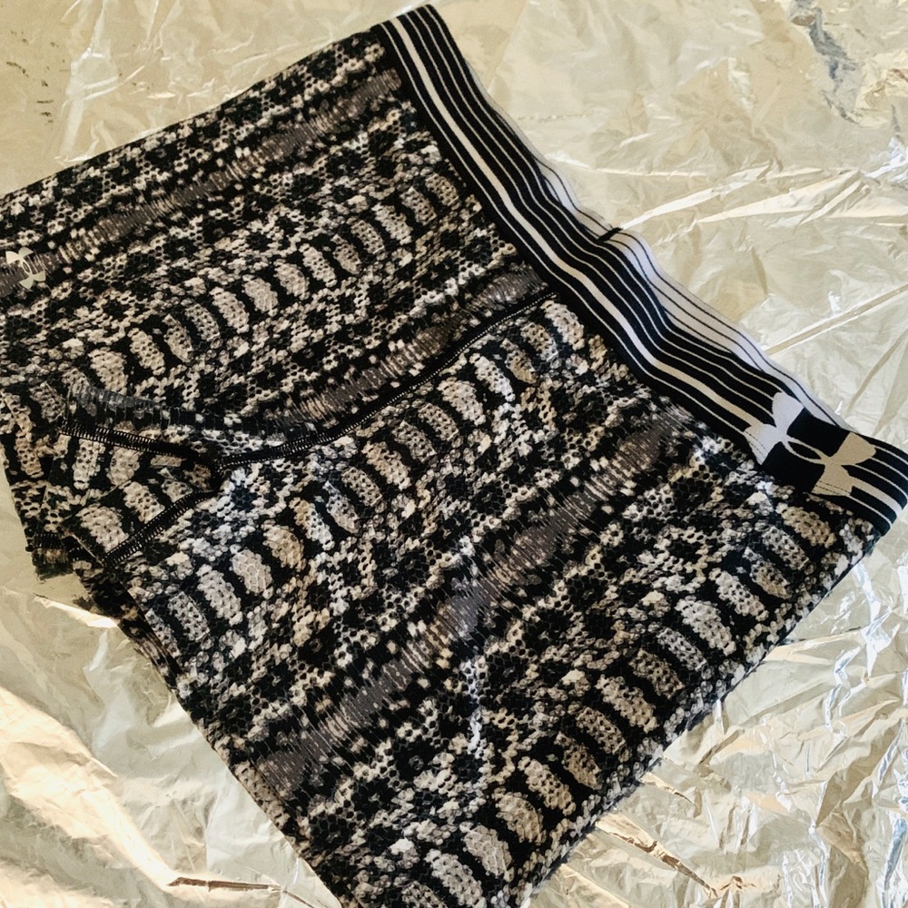 Under Armour Women’s large shorts 3” BnW snakeskin